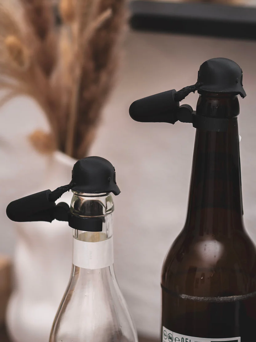 Flaschendeckel Stahlhelm für Bier, Limo & kl. Sektflaschen