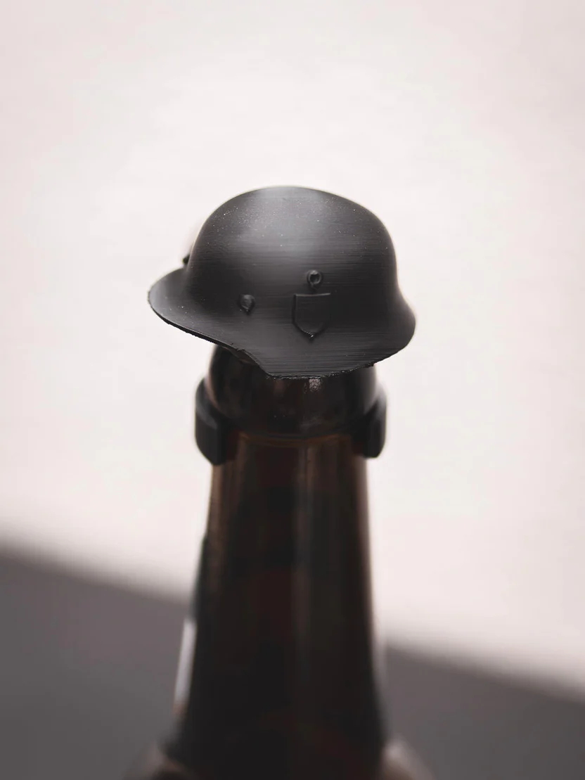 Flaschendeckel Stahlhelm für Bier, Limo & kl. Sektflaschen
