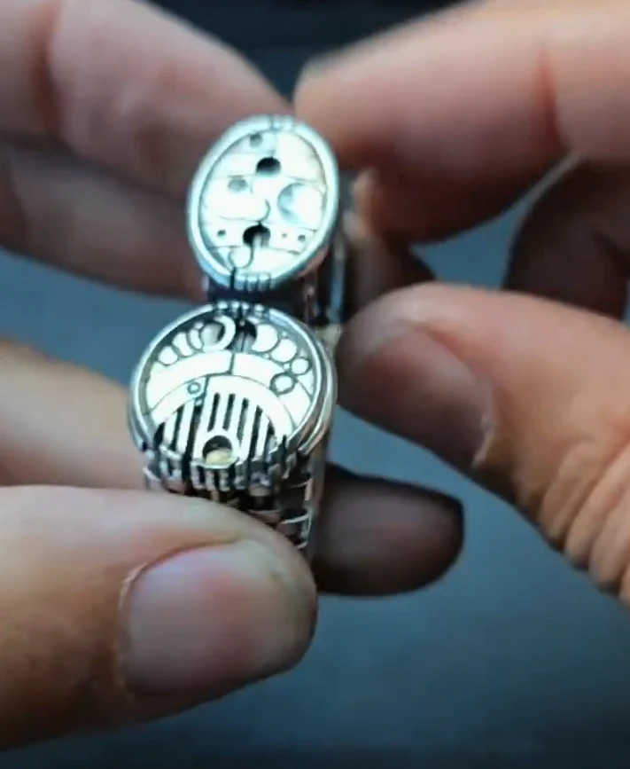 Multi-functional retractable finger tiger