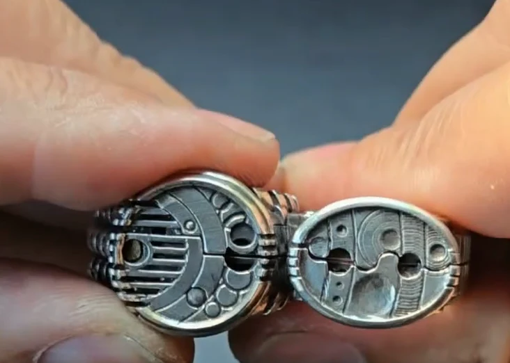Multi-functional retractable finger tiger